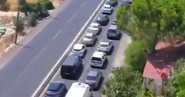 Fethiye deki plaj yolunda trafik çilesi böyle görüntülendi: 10 Dakikalık yol 2 saat sürdü VİDEO İZLE