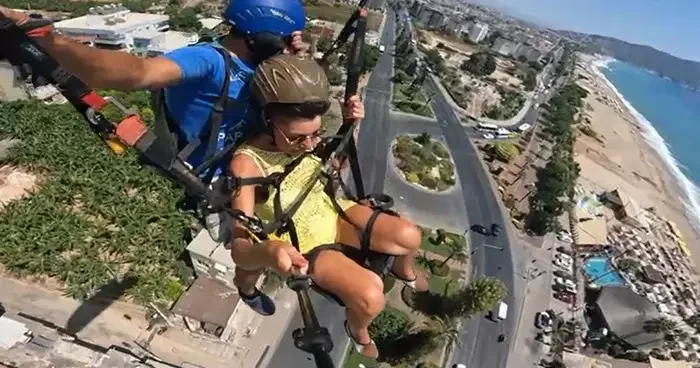 Çarpışma sesi metrelerce uzaklıktan bile duyuldu... Kaza anını yamaç paraşütü yaparken görüntüledi!