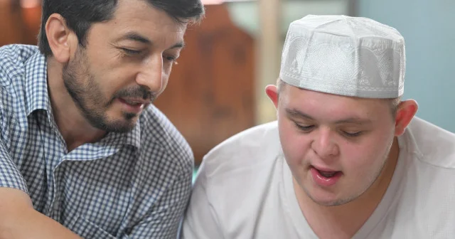 O cami ve Kur’an ı Kerim aşığı: Down sendromlu Fırat yaz Kur’an kursuna neşe katıyor VİDEO İZLE