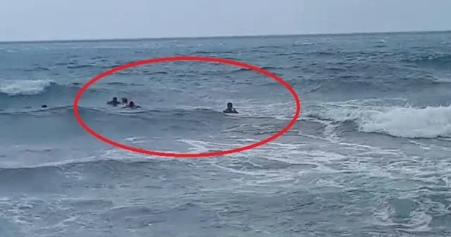 Boğulma tehlikesi geçiren 2 kişinin ölümle burun buruna geldiği anlar kamerada VİDEO İZLE