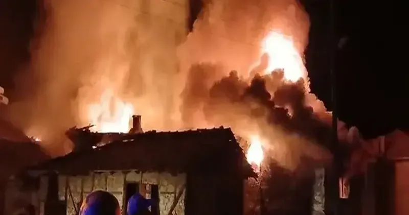 2 ev ve eklentilerinin yandığı yangına tutuklama