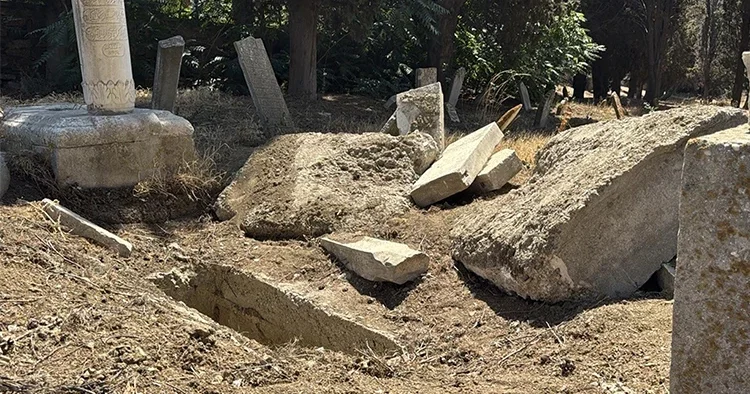Define uğruna 18 inci yüzyıla ait mezarı tahrip ettiler