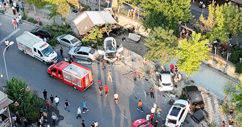 Freni boşalan kamyon 10 araca çarptı: 6 yaralı