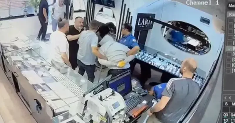 Boncuk atan oyuncak tabancayla kuyumcu soymaya çalışan şüpheli kamerada