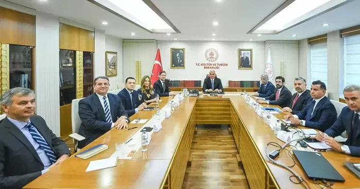 Bakan Ersoy önemli bir eksiklik dedi! Baskılar sonuç verdi: Spotify, Türkiye de ofis açıyor