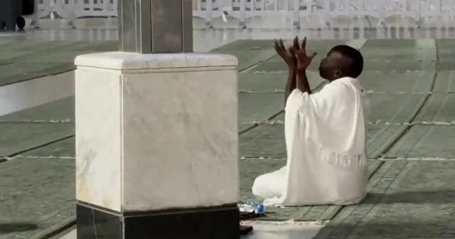 Kabe’de içten yakarış: Eller semaya kalktı gönüller Rabbe yöneldi VİDEO İZLE