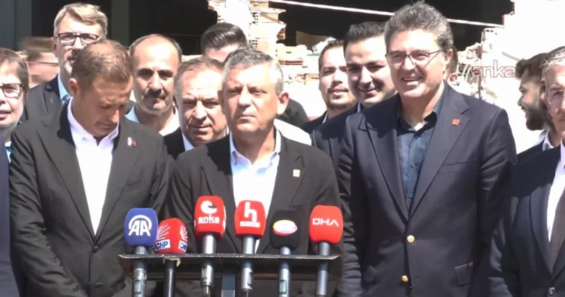 Özgür Özel enkazın önünden seslendi: Erdoğan ın atacağı bir imzaya bakıyor