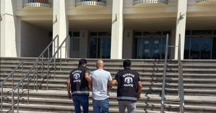 Bodrum’da suç makinesi sahte kimlikle kıs kıvrak yakalandı