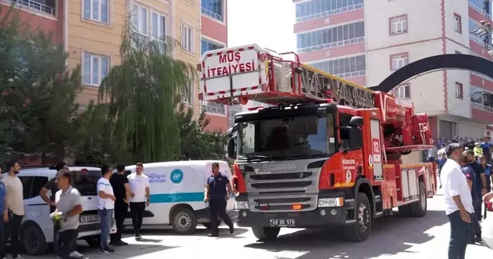 Muş’ta 7 katlı binada yangın: 6 kişi hastaneye kaldırıldı
