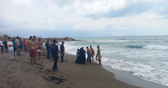 Denizde boğulma tehlikesi geçiren yabancı uyruklu şahısların kurtarılma anı kamerada VİDEO İZLE