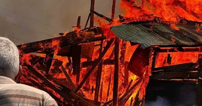 Çöplükte çıkan yangın 5 samanlığı küle çevirdi
