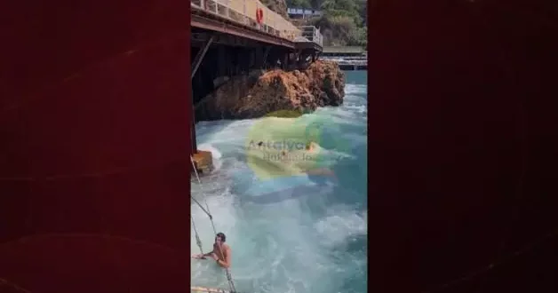 Antalya’da sahilde boğulma tehlikesi! Ölümle karşı karşıya kaldılar