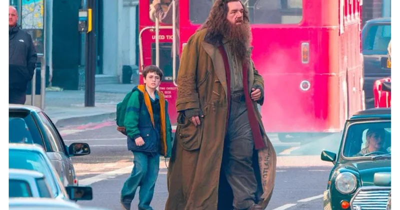 Harry Potter dizisinin setinden duygulandıran görseller! Hagrid ve Harry Potter karakterleri Londra sokaklarında
