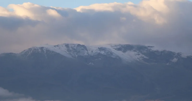 Hava sıcaklığı 10 derece düştü; mevsimin ilk karı yağdı