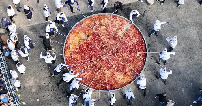 Afyonkarahisar da 1930 kilo ağırlığındaki sucuklu yumurtayla dünya rekoru kırıldı