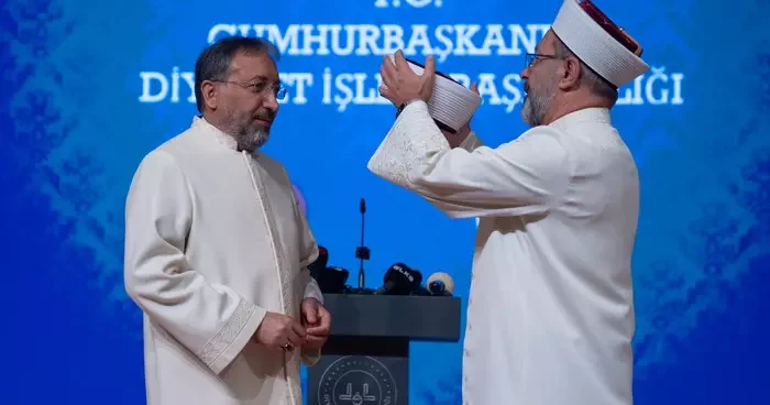 Yeni Diyanet İşleri Başkanı Safi Arpaguş, Ali Erbaş ın elini öptü! Devir teslim törenine damga vurdu