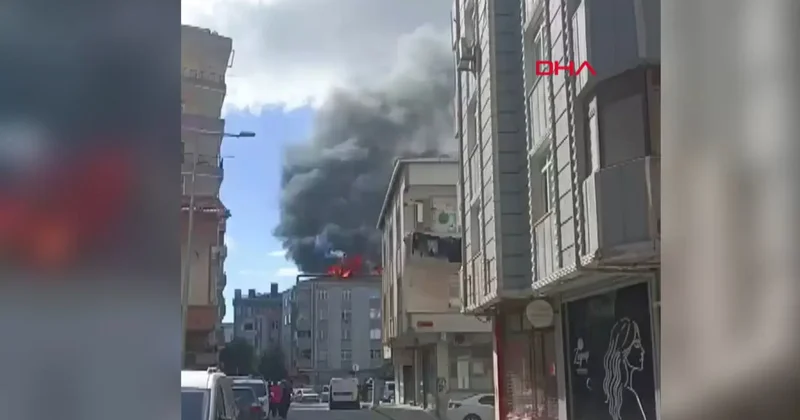 Sultangazi de 5 katlı binanın çatı katında yangın