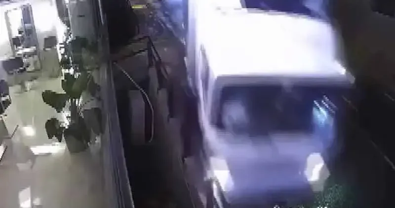 Beşiktaş ta kamyonun iş yerine çarpmaktan kıl payı kurtulduğu anlar kamerada