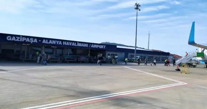 Gazipaşa Alanya Havalimanı nda rüzgar nedeniyle bazı uçuşlar iptal edildi