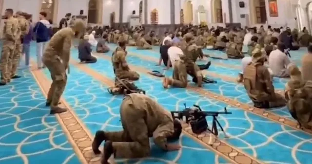 Suriye ordusu Halid bin Velid Camii’nde sabah namazında saf tuttu VİDEO İZLE
