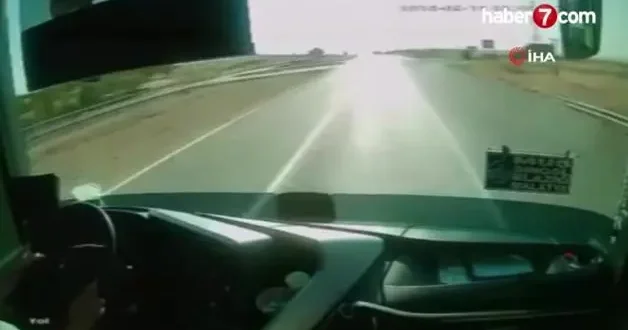 Yolcu otobüsü ile kamyonetin kaza anı kamerada