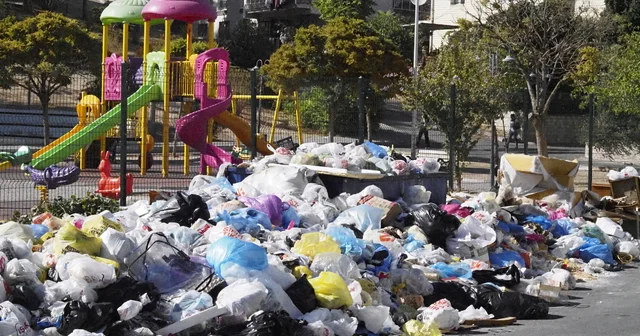 İzmir in Buca ilçesinde biriken çöplere mahalleliden tepki İzmir Haberleri