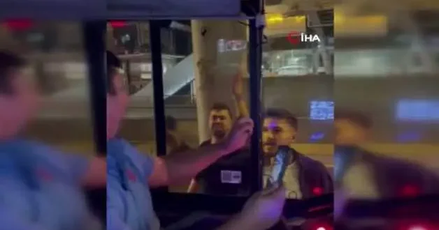 Avcılar da 2 sürücü, İETT otobüsünün önünü keserek şoföre saldırmaya çalıştı