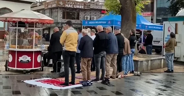 Düzce de vatandaşlar rahmet yağarken cumayı kıldı VİDEO İZLE