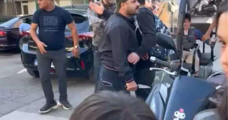 Kadıköy de bir şahıs çocuğunun gözü önünde velilere bıçakla saldırmaya çalıştı