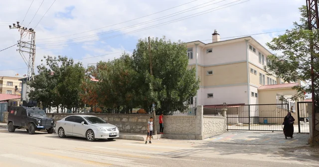 Bıçakla sınıfa girip, 2 öğretmeni yaraladı Van Haberleri