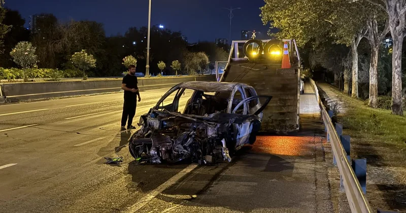 Esenler de bariyere çarpan otomobildeki 5 kişi yaralandı