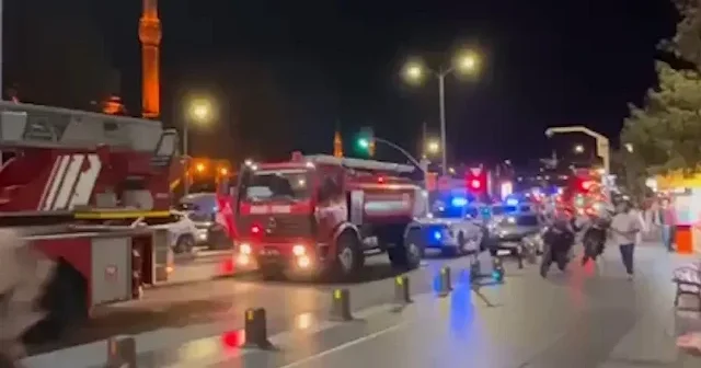 İstanbul Boğazı nda vapurla yük gemisi çarpıştı: Yaralılar var VİDEO İZLE