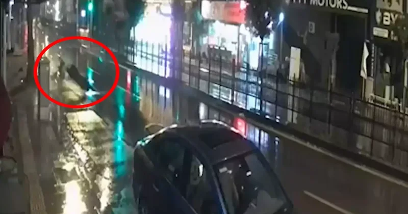 Sürüklenen motosikletlinin otomobilin altına girdiği kaza kamerada