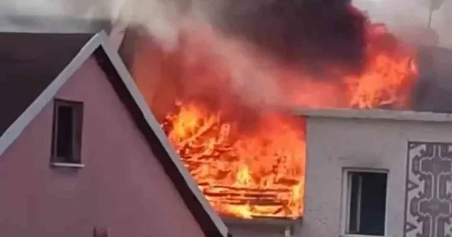 Bursa’da 3 katlı binanın çatısı alev alev yandı VİDEO İZLE