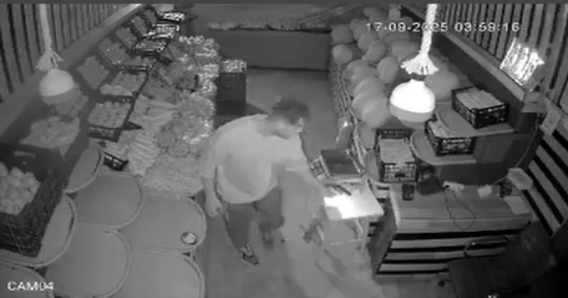 Hırsızların ‘nöbet değişimi’ kamerada! Biri parayı aldı diğeri meyveyi