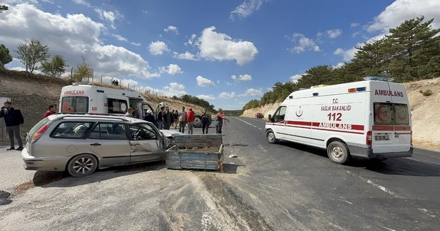 Kütahya da traktörle otomobilin çarpıştığı kazada 2 kişi yaralandı Kütahya Haberleri