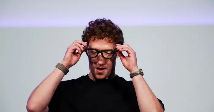 Mark Zuckerberg den dikkat çeken hamle: Yapay zeka destekli ve ekranlı Meta Ray Ban gözlükler tanıtıldı