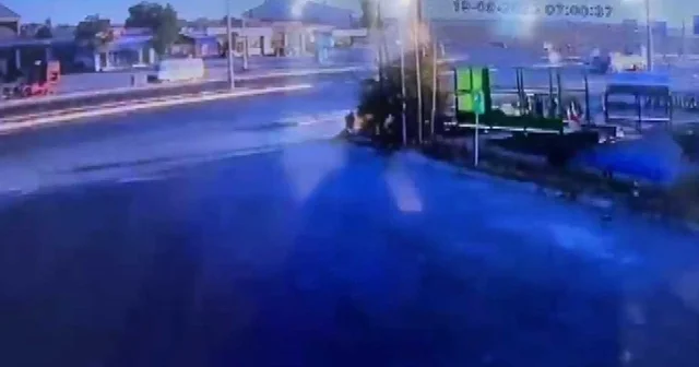 Işıkta bekleyen TIR a çarpan otomobilin sürücüsü yaralandı, annesi öldü (2) Aksaray Haberleri