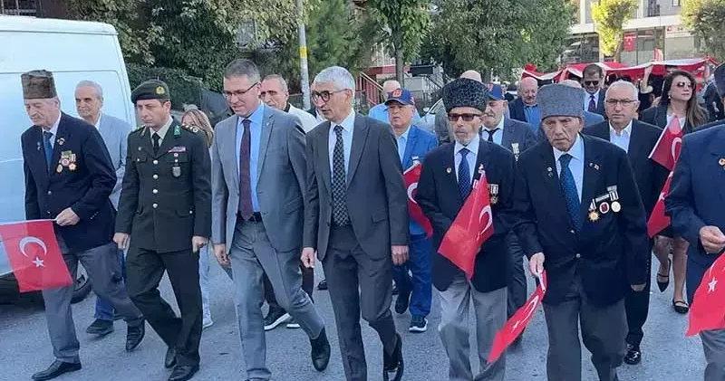 Avcılar da Gaziler Günü nde Türk bayraklı yürüyüş