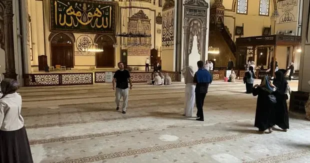 Bursa haberleri Görüntüler tepki çekmişti! Tarihi cami ziyaretlerine kıyafet düzenlemesi 19 Eylül 2025