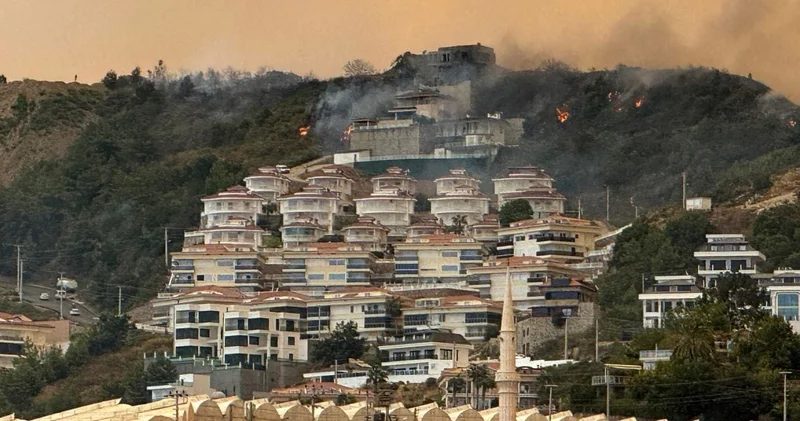 Korkulan olan oldu! Antalya daki yangın yerleşim yerlerinin dibine kadar geldi