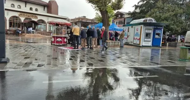Düzce haberleri Görüntüler Düzce den: Sağanak yağış altında cuma namazı kıldılar 19 Eylül 2025