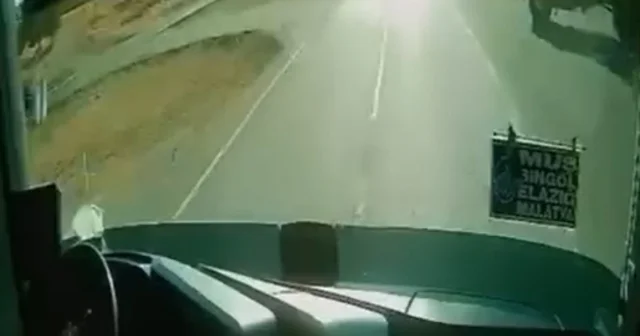 Yolcu otobüsünün tali yoldan çıkan kamyonete çarptığı kaza kamerada Kırşehir Haberleri