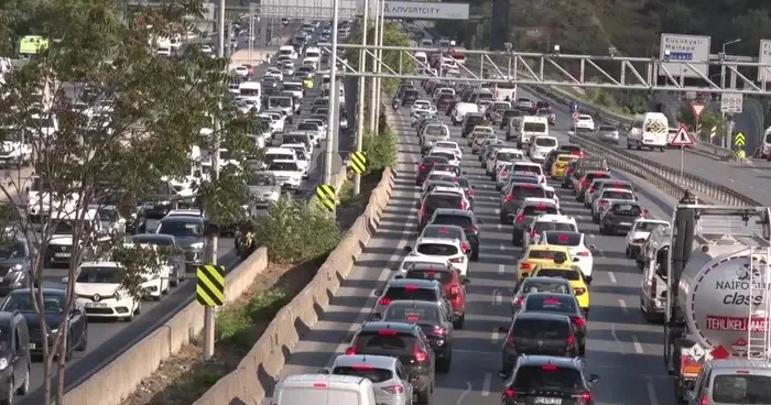 İstanbul da iş çıkış saatinde trafik yoğunluğu yüzde 71 e ulaştı