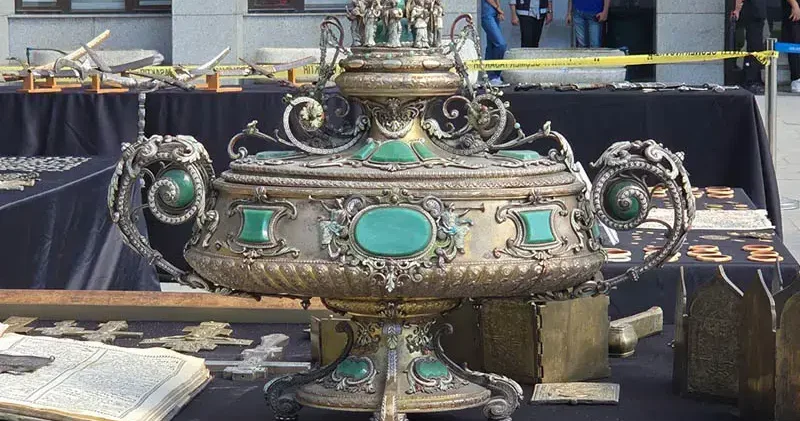 İstanbul da yurt dışına çıkarılmak üzereyken ele geçirilen tarihi eserler sergilendi