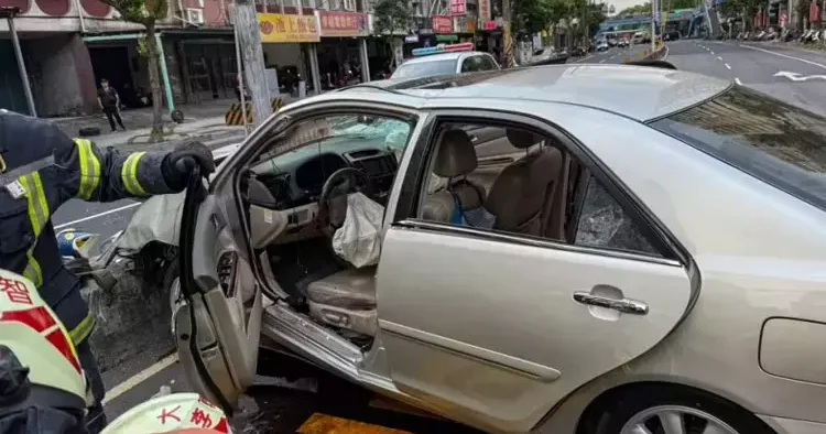 Kavşaktaki can pazarı kamerada! Saniyeler içinde felaket yaşandı