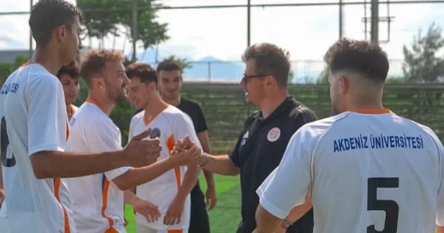 Emre Belözoğlu öğrencilerle futbol oynadı Futbol Haberleri