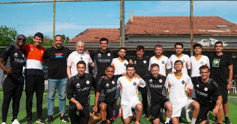 Öğrencilerin büyük şaşkınlığı! Sahaya çıkınca ünlü ismi karşılarında gördüler...