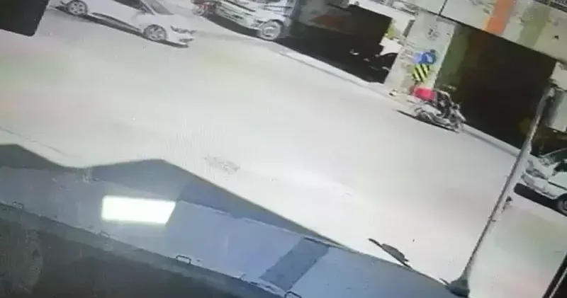 İzmir de motosikletin kamyonun altında kaldığı kaza kamerada: 1 ölü, 1 yaralı