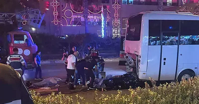 Motosiklet park halindeki midibüse çarptı: 2 ölü